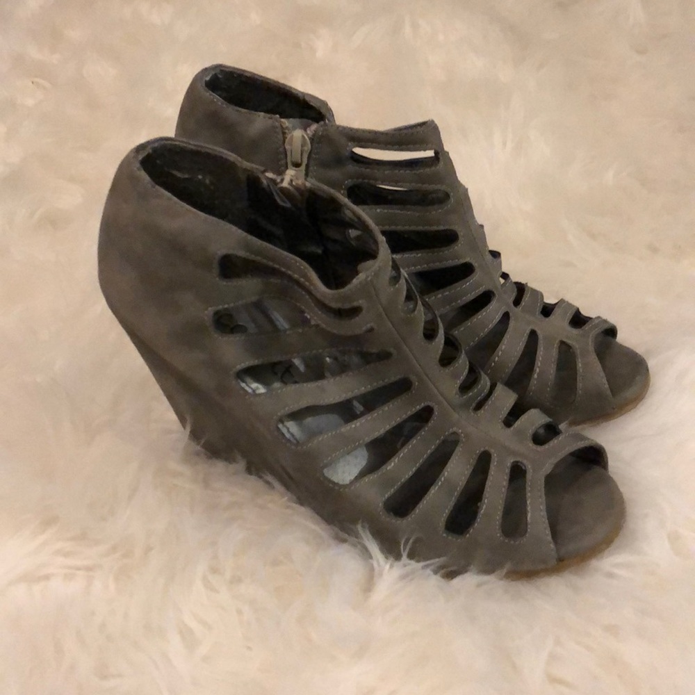 Grey wedges!